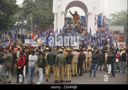 Lucknow, India. 24 dicembre 2024. LUCKNOW, INDIA - 24 DICEMBRE: I lavoratori del partito Bahujan Samaj protestano contro la dichiarazione del ministro degli interni dell'Unione Amit Shah sul Dr. Babasaheb Bhimrao Ambedkar alla statua di Ambedkar a Hazratganj il 24 dicembre 2024 a Lucknow, India. (Foto di Mushtaq Ali/Hindustan Times/Sipa USA) credito: SIPA USA/Alamy Live News Foto Stock