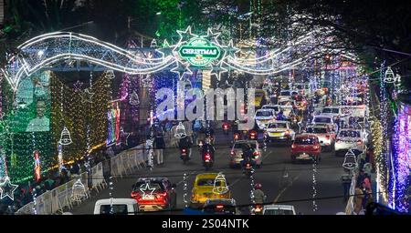 Kolkata, India. 24 dicembre 2024. KOLKATA, INDIA - 24 DICEMBRE: Park Street è addobbata per il Carnevale di Natale con decorazioni speciali il 24 dicembre 2024 a Kolkata, India. (Foto di Samir Jana/Hindustan Times/Sipa USA) credito: SIPA USA/Alamy Live News Foto Stock