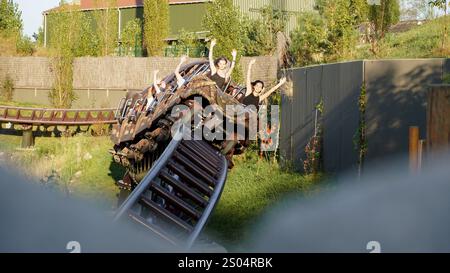 I giovani si divertono sulla curva delle montagne russe di lancio intense «Toutatis» del produttore «Intamin» nel parco tematico «Asterix» Foto Stock