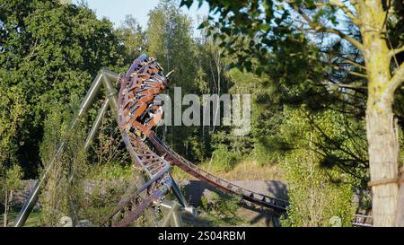 I giovani si divertono sulla curva delle montagne russe di lancio intense «Toutatis» del produttore «Intamin» nel parco tematico «Asterix» Foto Stock