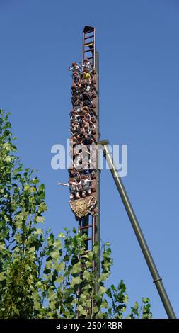 I giovani si divertono con la caduta a 90 gradi sulle intense montagne russe di lancio “Toutatis” del produttore “Intamin” nel tema “Asterix” p Foto Stock