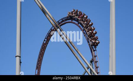 La gente si diverte mentre si sale sul tetto delle intense montagne russe di lancio "Toutatis" del produttore "Intamin" nel parco a tema "Asterix" di Fran Foto Stock