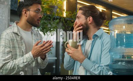 Colleghi maschi amici amici amici uomini multietnici partner commerciali colleghi arabi ragazzi caucasici uomini d'affari liberi professionisti parlare ridere gossip friendly Foto Stock