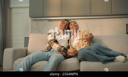 Famiglia felice uomo afroamericano donna marito moglie proprietari di case inquilini che si trasferiscono in casa comprare affittare casa trasferire comprare nuovi mobili affettuosi Foto Stock