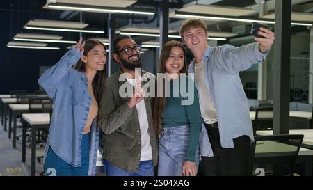 Uomini d'affari multietnici felici donne d'affari che ballano insieme in ufficio lavoro gioioso allegro e diversificato uomini di squadra donne colleghi colleghi Foto Stock