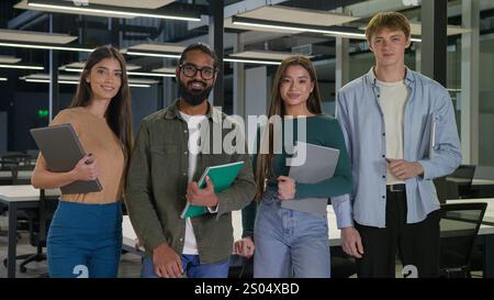Gruppo multirazziale colleghi di diversità ufficio team uomini d'affari donne ragazze ragazzi uomini multietnici uomini donne Arabo Caucasico Indiano amici Foto Stock