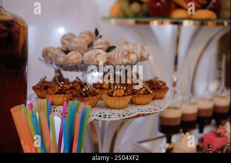 Elegante tavolo da dessert con pasticceria e dolcetti assortiti. Foto Stock