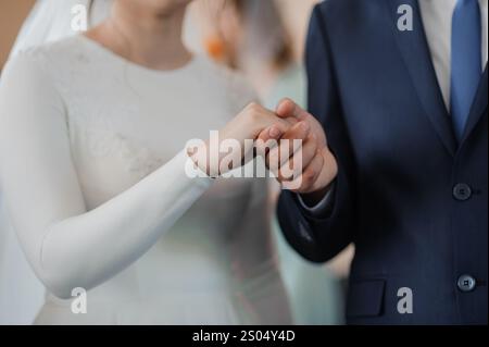 Momento intimo tra sposa e sposo durante la cerimonia nuziale. Foto Stock