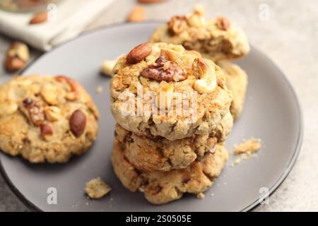 Gustosi biscotti con noci su tavola grigia, primo piano Foto Stock