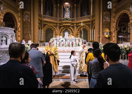 Bangkok, Bangkok, Thailandia. 25 dicembre 2024. 25 dicembre 2024, Bangkok, Thailandia, i devoti cattolici ricevono la Santa comunione durante la messa di Natale nella Cattedrale dell'assunzione di Bangkok. (Immagine di credito: © Wissarut Weerasopon/ZUMA Press Wire) SOLO PER USO EDITORIALE! Non per USO commerciale! Crediti: ZUMA Press, Inc./Alamy Live News Foto Stock