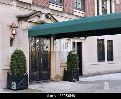 Lunga tenda che si estende sul marciapiede, tipica degli eleganti condomini di New York Foto Stock