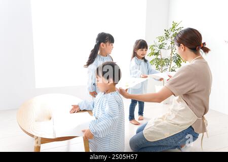 Insegnante dell'asilo e bambino Foto Stock