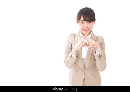 Donna d'affari che fa il segno batu Foto Stock