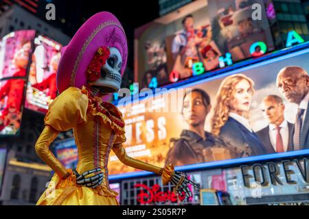 Vivace fusione di cultura $ vita cittadina: Scheletro dia de los Muertos a Times Square. Luci al neon e costumi colorati incontrano la vivace notte di New York. Foto Stock