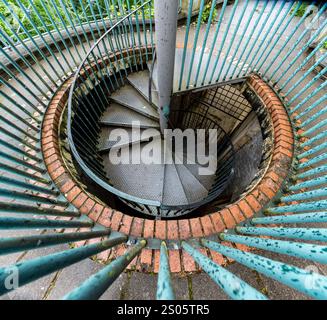 Una suggestiva scala a chiocciola presso l'Hill Garden e Pergola a Hampstead, Londra, Regno Unito. Questo gioiello architettonico unisce fascino rustico a un design elegante. Foto Stock