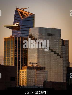 Un'alba mozzafiato su New York City vista dal bordo di Hudson Yards, catturando lo skyline della città inondata dalla luce dorata del mattino. Foto Stock