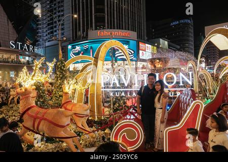 Kuala Lumpur, Malesia. 24 dicembre 2024. Una coppia vista con le decorazioni natalizie al Pavilion Kuala Lumpur. Credito: SOPA Images Limited/Alamy Live News Foto Stock