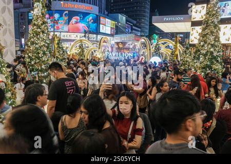 Kuala Lumpur, Malesia. 24 dicembre 2024. Persone viste durante la notte di Natale al Pavilion Kuala Lumpur. Credito: SOPA Images Limited/Alamy Live News Foto Stock