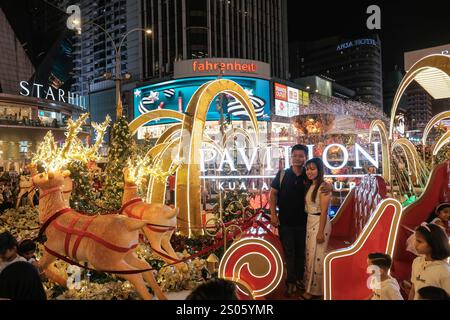 Kuala Lumpur, Malesia. 24 dicembre 2024. Una coppia vista con le decorazioni natalizie al Pavilion Kuala Lumpur. (Foto di Faris Hadziq/SOPA Images/Sipa USA) credito: SIPA USA/Alamy Live News Foto Stock