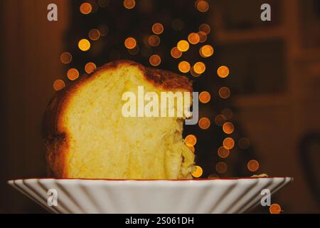 Deliziosa torta Pandoro con zucchero a velo e decorazioni natalizie su tavolo in legno. Pasticceria italiana tradizionale Foto Stock