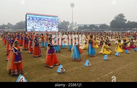 Lucknow, India. 24 dicembre 2024. LUCKNOW, INDIA - 24 DICEMBRE: Studenti che svolgono attività culturali durante l'Atal Yuva Kumbh tenutasi al K. D Singh Babu Stadium il 24 dicembre 2024 a Lucknow, India. (Foto di Deepak Gupta/Hindustan Times/Sipa USA) credito: SIPA USA/Alamy Live News Foto Stock