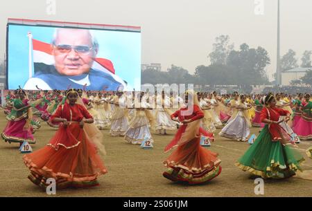 Lucknow, India. 24 dicembre 2024. LUCKNOW, INDIA - 24 DICEMBRE: Studenti che svolgono attività culturali durante l'Atal Yuva Kumbh tenutasi al K. D Singh Babu Stadium il 24 dicembre 2024 a Lucknow, India. (Foto di Deepak Gupta/Hindustan Times/Sipa USA) credito: SIPA USA/Alamy Live News Foto Stock