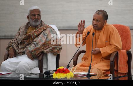 Lucknow, India. 24 dicembre 2024. LUCKNOW, INDIA - 24 DICEMBRE: Il primo ministro Yogi Adityanath dell'Uttar Pradesh tiene una conferenza stampa nella sua residenza ufficiale dei 5 Kalidas il 24 dicembre 2024 a Lucknow, India. (Foto di Deepak Gupta/Hindustan Times/Sipa USA) credito: SIPA USA/Alamy Live News Foto Stock