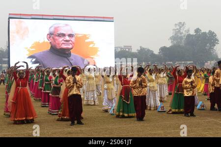 Lucknow, India. 24 dicembre 2024. LUCKNOW, INDIA - 24 DICEMBRE: Studenti che svolgono attività culturali durante l'Atal Yuva Kumbh tenutasi al K. D Singh Babu Stadium il 24 dicembre 2024 a Lucknow, India. (Foto di Deepak Gupta/Hindustan Times/Sipa USA) credito: SIPA USA/Alamy Live News Foto Stock