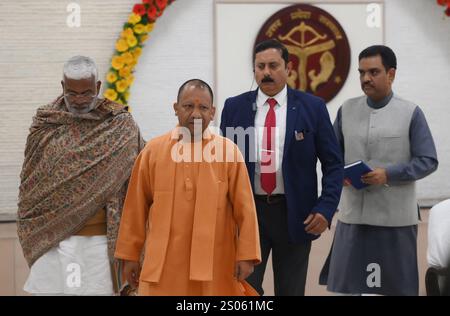 Lucknow, India. 24 dicembre 2024. LUCKNOW, INDIA - 24 DICEMBRE: Il primo ministro Yogi Adityanath dell'Uttar Pradesh tiene una conferenza stampa nella sua residenza ufficiale dei 5 Kalidas il 24 dicembre 2024 a Lucknow, India. (Foto di Deepak Gupta/Hindustan Times/Sipa USA) credito: SIPA USA/Alamy Live News Foto Stock