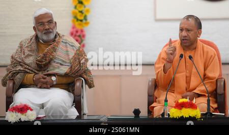 Lucknow, India. 24 dicembre 2024. LUCKNOW, INDIA - 24 DICEMBRE: Il primo ministro Yogi Adityanath dell'Uttar Pradesh tiene una conferenza stampa nella sua residenza ufficiale dei 5 Kalidas il 24 dicembre 2024 a Lucknow, India. (Foto di Deepak Gupta/Hindustan Times/Sipa USA) credito: SIPA USA/Alamy Live News Foto Stock