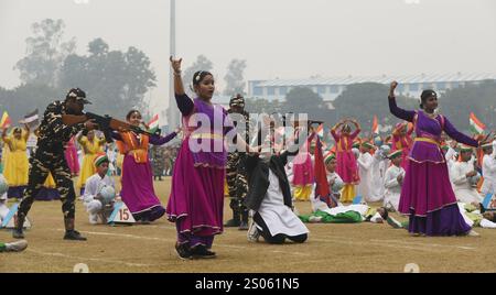 Lucknow, India. 24 dicembre 2024. LUCKNOW, INDIA - 24 DICEMBRE: Studenti che svolgono attività culturali durante l'Atal Yuva Kumbh tenutasi al K. D Singh Babu Stadium il 24 dicembre 2024 a Lucknow, India. (Foto di Deepak Gupta/Hindustan Times/Sipa USA) credito: SIPA USA/Alamy Live News Foto Stock