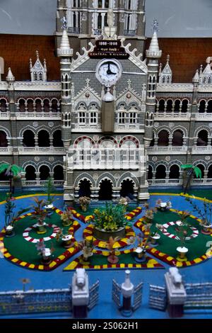 Vista esterna del terminal Maharaj di Chhatrapati Shivaji, è una stazione ferroviaria storica e un sito patrimonio dell'umanità dell'UNESCO a Mumbai, Maharashtra, India Foto Stock