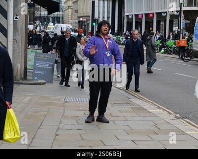 Centrepoint Street, collezionista di beneficenza, chugger, Centrepoint è un'organizzazione benefica del Regno Unito dedicata a fornire alloggio e sostegno a giovani senzatetto. I suoi collezionisti di carità di strada, spesso chiamati "chuggers" (abbreviazione di "rapinatori di carità"), coinvolgono il pubblico per raccogliere fondi e sensibilizzare la causa. Foto Stock