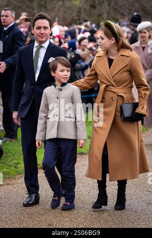 La principessa Beatrice, Edoardo Mapelli mozzi e Christopher Woolf assistono alla messa mattutina della chiesa di Santa Maria Maddalena a Sandringham, Norfolk. Data foto: Mercoledì 25 dicembre 2024. Foto Stock