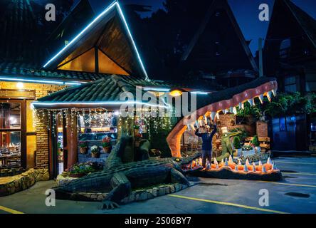 Un ingresso a bocca aperta con coccodrillo al Restaurante Krokodillo. Campos do Jordão, Stato di São Paolo, Brasile. Foto Stock
