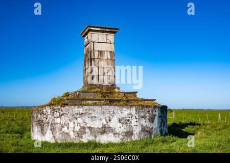 Monumento in pietra segna il confine tra due paesi Uruguay e Brasile, lato Brasile. Foto Stock