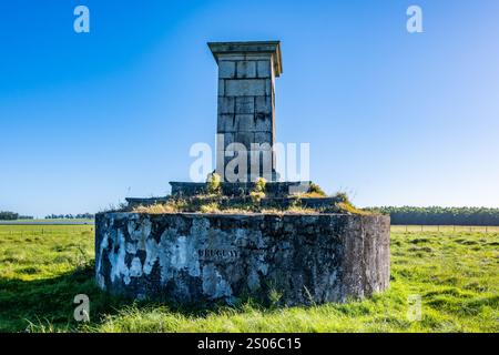 Monumento in pietra segna il confine tra due paesi Uruguay e Brasile, lato Uruguay. Foto Stock