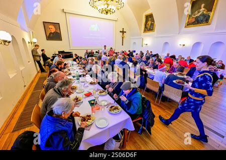 Praga, Repubblica Ceca. 25 dicembre 2024. Il pranzo di Natale per le persone ai margini della società, organizzato dalla comunità di Sant'Egidio, si è tenuto nel Palazzo dell'Arcivescovo di Praga, Repubblica Ceca, il 25 dicembre 2024. Crediti: Vit Simanek/CTK Photo/Alamy Live News Foto Stock