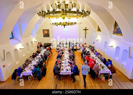 Praga, Repubblica Ceca. 25 dicembre 2024. Il pranzo di Natale per le persone ai margini della società, organizzato dalla comunità di Sant'Egidio, si è tenuto nel Palazzo dell'Arcivescovo di Praga, Repubblica Ceca, il 25 dicembre 2024. Crediti: Vit Simanek/CTK Photo/Alamy Live News Foto Stock