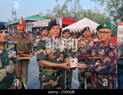 Siliguri, Bengala Occidentale, India. 25 dicembre 2024. Daljit Singh Chawdhary(L) il direttore generale della Border Security Force (BSF) passa momento all'ufficiale della Guardia di frontiera del Bangladesh (BGB) presso l'avamposto di Fulbari alla periferia di Siliguri. (Credit Image: © Diptendu Dutta/ZUMA Press Wire) SOLO PER USO EDITORIALE! Non per USO commerciale! Foto Stock