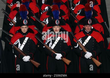 Roma, Italia. 25 dicembre 2024. Donne carabinieri in uniforme nella piazza per prendere posizione sotto la loggia centrale di Piazza San Pietro, in occasione della benedizione Urbi et Orbi di Papa Francesco per Natale. Papa Francesco impartisce una solenne benedizione Urbi et Orbi in occasione del Natale in Piazza San Pietro. Credito: SOPA Images Limited/Alamy Live News Foto Stock