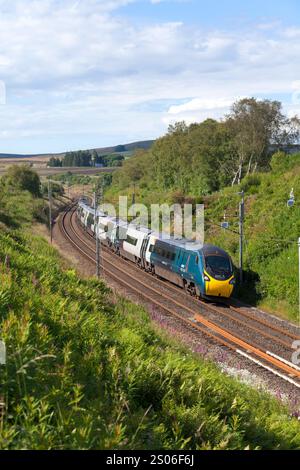 Primo treno Trenitalia Avant West Coast Alstom Pendolino 390047 che scende dalla riva di Shap sulla linea principale della costa occidentale in Cumbria a Greenholme Foto Stock