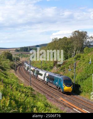 Primo treno Trenitalia Avant West Coast Alstom Pendolino 390047 che scende dalla riva di Shap sulla linea principale della costa occidentale in Cumbria a Greenholme Foto Stock