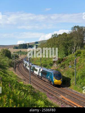 Primo treno Trenitalia Avant West Coast Alstom Pendolino 390118 che scende dalla riva di Shap sulla linea principale della costa occidentale in Cumbria a Greenholme Foto Stock