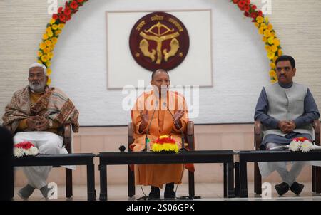 Lucknow, India. 24 dicembre 2024. LUCKNOW, INDIA - 24 DICEMBRE: Il primo ministro Yogi Adityanath dell'Uttar Pradesh tiene una conferenza stampa nella sua residenza ufficiale dei 5 Kalidas il 24 dicembre 2024 a Lucknow, India. (Foto di Deepak Gupta/Hindustan Times/Sipa USA) credito: SIPA USA/Alamy Live News Foto Stock