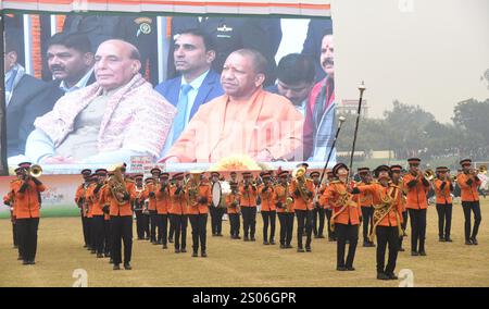 Lucknow, India. 24 dicembre 2024. LUCKNOW, INDIA - 24 DICEMBRE: Studenti che svolgono attività culturali durante l'Atal Yuva Kumbh tenutasi al K. D Singh Babu Stadium il 24 dicembre 2024 a Lucknow, India. (Foto di Deepak Gupta/Hindustan Times/Sipa USA) credito: SIPA USA/Alamy Live News Foto Stock