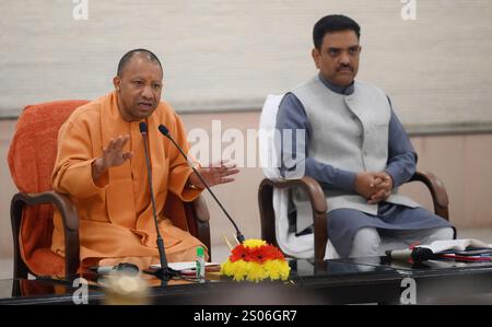 Lucknow, India. 24 dicembre 2024. LUCKNOW, INDIA - 24 DICEMBRE: Il primo ministro Yogi Adityanath dell'Uttar Pradesh tiene una conferenza stampa nella sua residenza ufficiale dei 5 Kalidas il 24 dicembre 2024 a Lucknow, India. (Foto di Deepak Gupta/Hindustan Times/Sipa USA) credito: SIPA USA/Alamy Live News Foto Stock