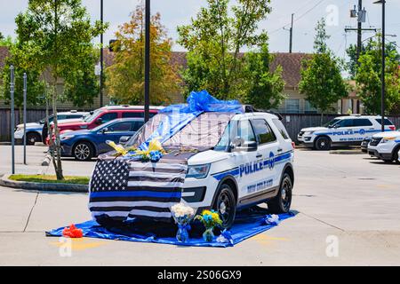 NEW ORLEANS, LOUISIANA - 7 AGOSTO 2020: Auto della polizia decorata all'ufficiale d'onore, morto per Corona virus Foto Stock