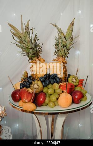 Squisita disposizione di frutta con ananas e frutta fresca assortita. Foto Stock