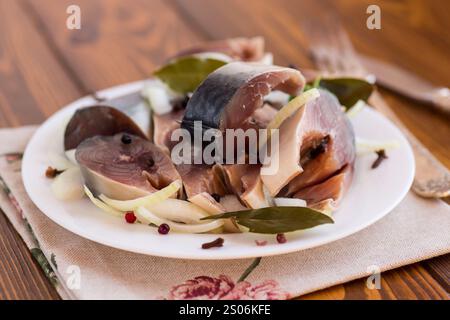 sgombro leggermente salato con cipolle e spezie, in un piatto. Foto Stock